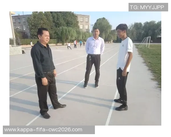 某校积极推动校园足球发展助力学生全面成长与健康生活