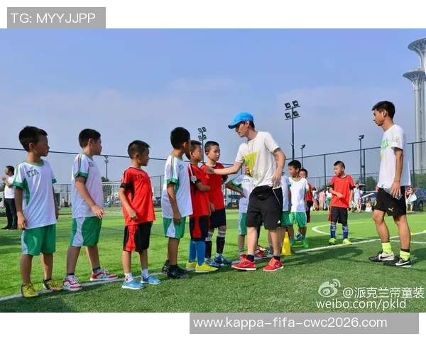 浅蓝色足球的魅力与激情探索足球运动中的色彩心理与团队精神 浅蓝色足球的魅力与激情探索足球运动中的色彩心理与团队精神